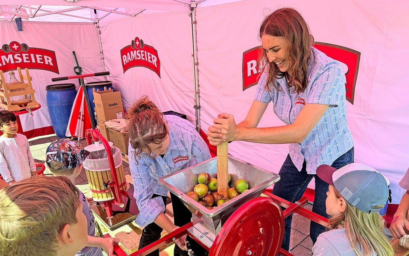 Viel Spass und Information: Mosten für Kinder am Stand von Ramseier. 