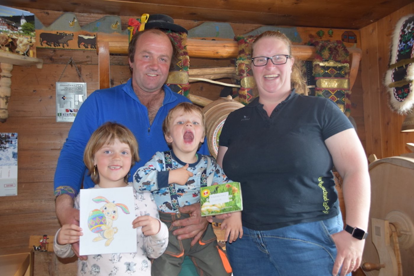 Hofstetters aus Wildhaus SG mit ihren Karfreitagseiern (v. l. n. r.): Tochter Johanna, Hans, Sohn Christian und Silvia.