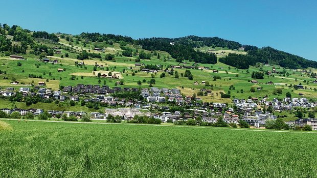 Blick an den unten dicht überbauten Bürgenberg bei Ennetbürgen. Wenn die Bauern oben in der Landwirtschaftszone ihre Scheunen erweitern oder neu bauen wollen, macht der Landschaftsschutzverband vermehrt Einsprachen. (Bild Josef Scherer)