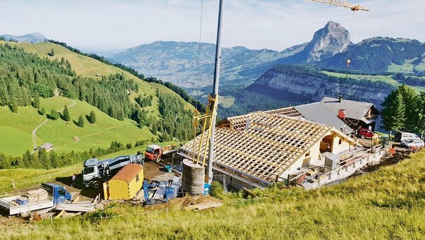 Im Frühjahr starteten die Abbrucharbeiten auf der Alp Planggstock, bis zum Alpsommer 2024 soll der neue Laufstall in Betrieb sein.