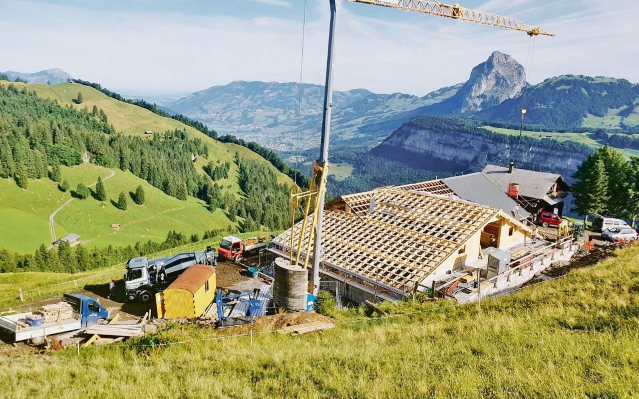 Im Frühjahr starteten die Abbrucharbeiten auf der Alp Planggstock, bis zum Alpsommer 2024 soll der neue Laufstall in Betrieb sein.