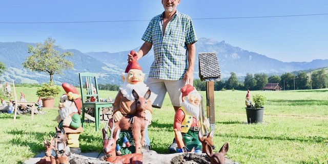 Robert Schmidlin ist leidenschaftlicher Gartenzwerg-Sammler. (Bild Esther Thalmann)