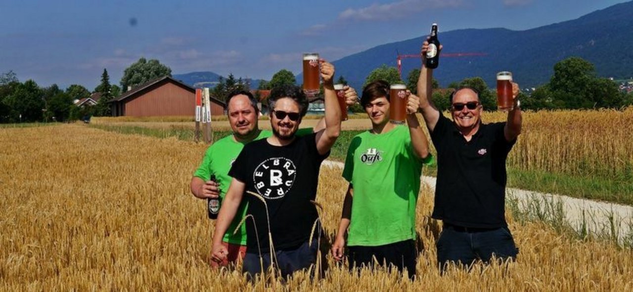 Vom Feld ins Glas: Die «Öufi»-Brauer aus Solothurn sind sichtlich stolz auf ihr hundertprozentig einheimisches Bier – gekennzeichnet mit dem Gütesiegel der IG Mittellandmalz. (Bild Moritz Künzle, Öufi-Brauerei)