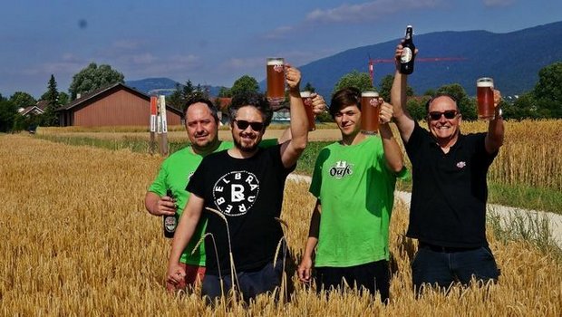 Vom Feld ins Glas: Die «Öufi»-Brauer aus Solothurn sind sichtlich stolz auf ihr hundertprozentig einheimisches Bier – gekennzeichnet mit dem Gütesiegel der IG Mittellandmalz. (Bild Moritz Künzle, Öufi-Brauerei)