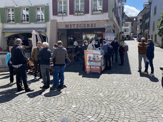 Freiburgischer Bauernverband: «Der Informationsbedarf ist gross» Die Freiburger Landwirte machen laut Mitteilung gute Erfahrungen mit den kantonsweiten Standaktionen. (Bild FBV)