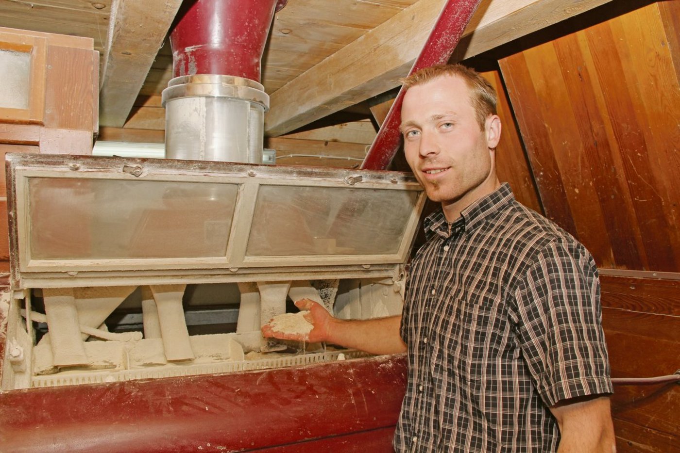 Samuel Graf vermahlt in seiner Mühle im idyllischen Dorf Maisprach selber gepflanztes Getreide und solches aus seiner Region. Im Lockdown  wollten alle sein Mehl, er mahlte Tag und Nacht.(Bild zVg)
