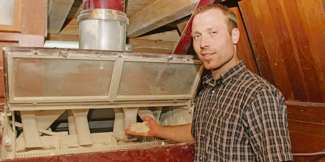 Samuel Graf vermahlt in seiner Mühle im idyllischen Dorf Maisprach selber gepflanztes Getreide und solches aus seiner Region. Im Lockdown  wollten alle sein Mehl, er mahlte Tag und Nacht.(Bild zVg)