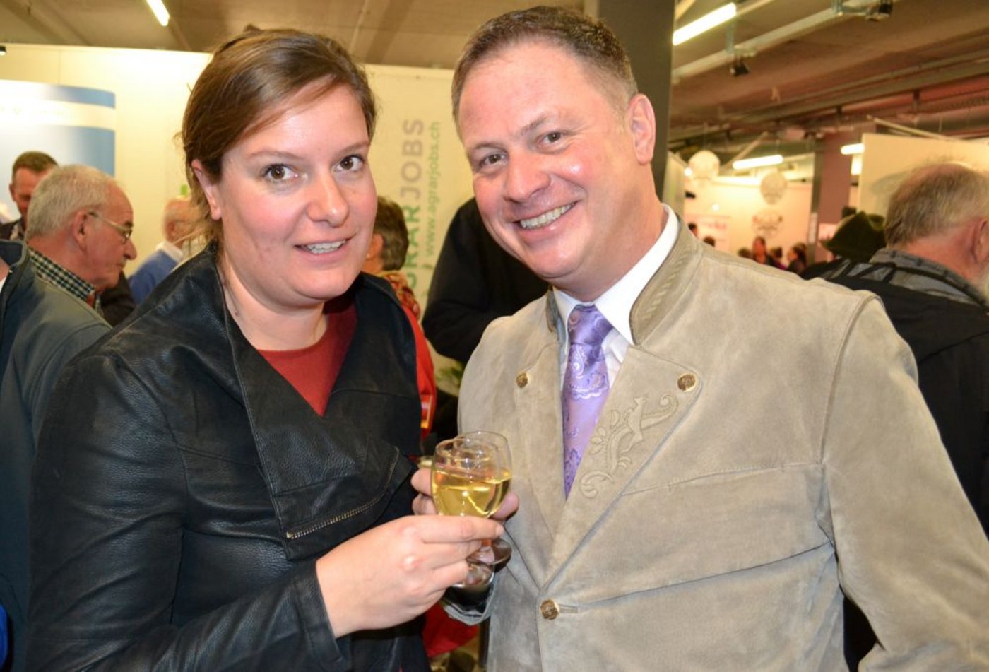 Katrina Ritter, Kommunikationschefin des Berner Bauernverbands, unterbricht das intensive Gespräch mit Alois Heinzer, Redaktionsleiter «BauernZeitung», für ein fotogenes Zuprosten. (Bild Adrian Krebs)