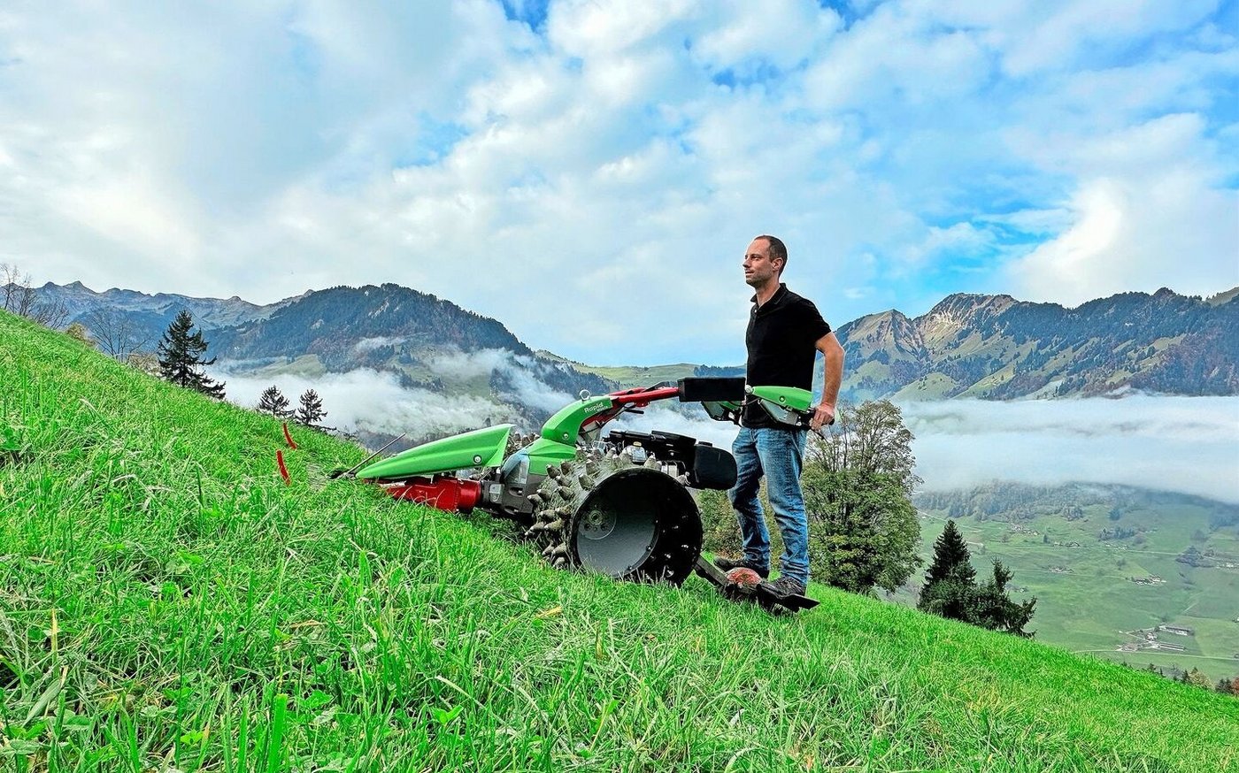 Der auf die Maschine abgestimmte Stehwagen sorgt auch in steileren Lagen für eine sichere und stabile Fahrt.  
