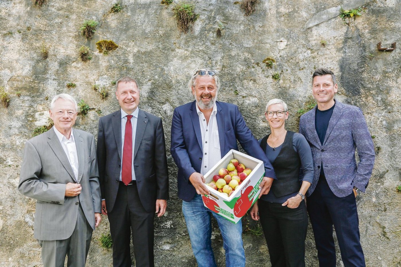 Sie freuen sich auf die Zukunft: (v.l.n.r) Tis Prager, Stiftungsratspräsident Stiftung Kulinarisches Erbe der Alpen; Othmar Filliger, Landammann NW; Dominik Flammer, Hauptinitiator; Nadine Degen, Co-Leiterin; Peter Durrer, Co-Leiter.(Bild Erika Rebsamen)