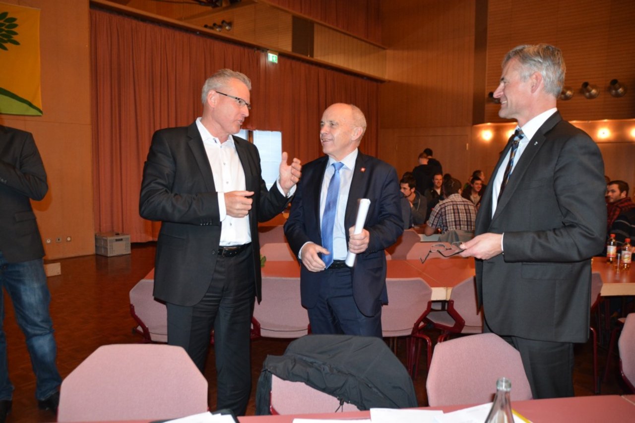 Bundesrat Ueli Maurer im Gespräch mit den Zuger Regierungsräten Matthias Michel und Heinz Tännler (l)