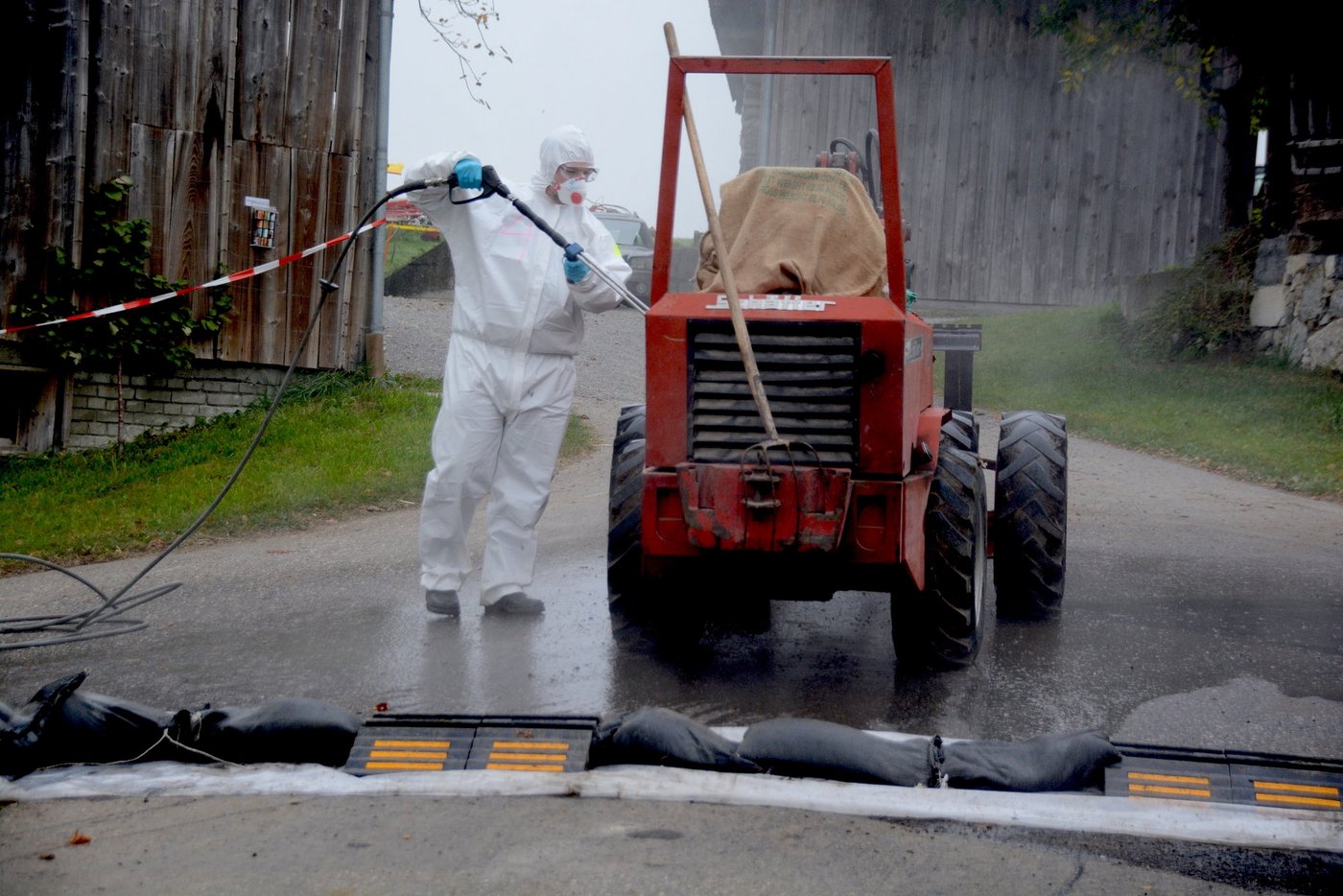 Desinfektion der Maschinen auf dem Bauernhof. (Bilder Josef Scherer)
