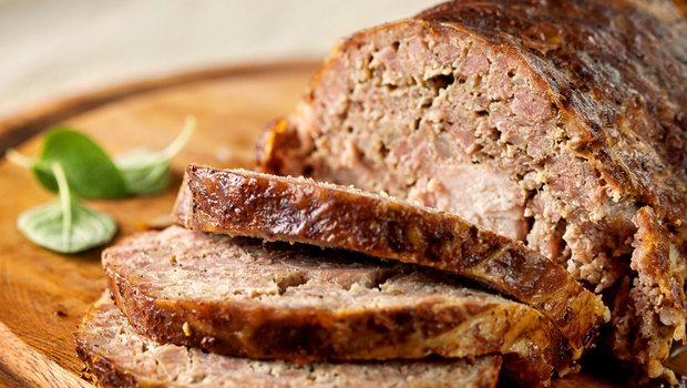 Der Hackbraten ist ein Küchenklassiker, man findet ihn auf der Speisekarte des Gourmet-Tempels sowie der Dorfbeiz. (Bild Swissmilk)