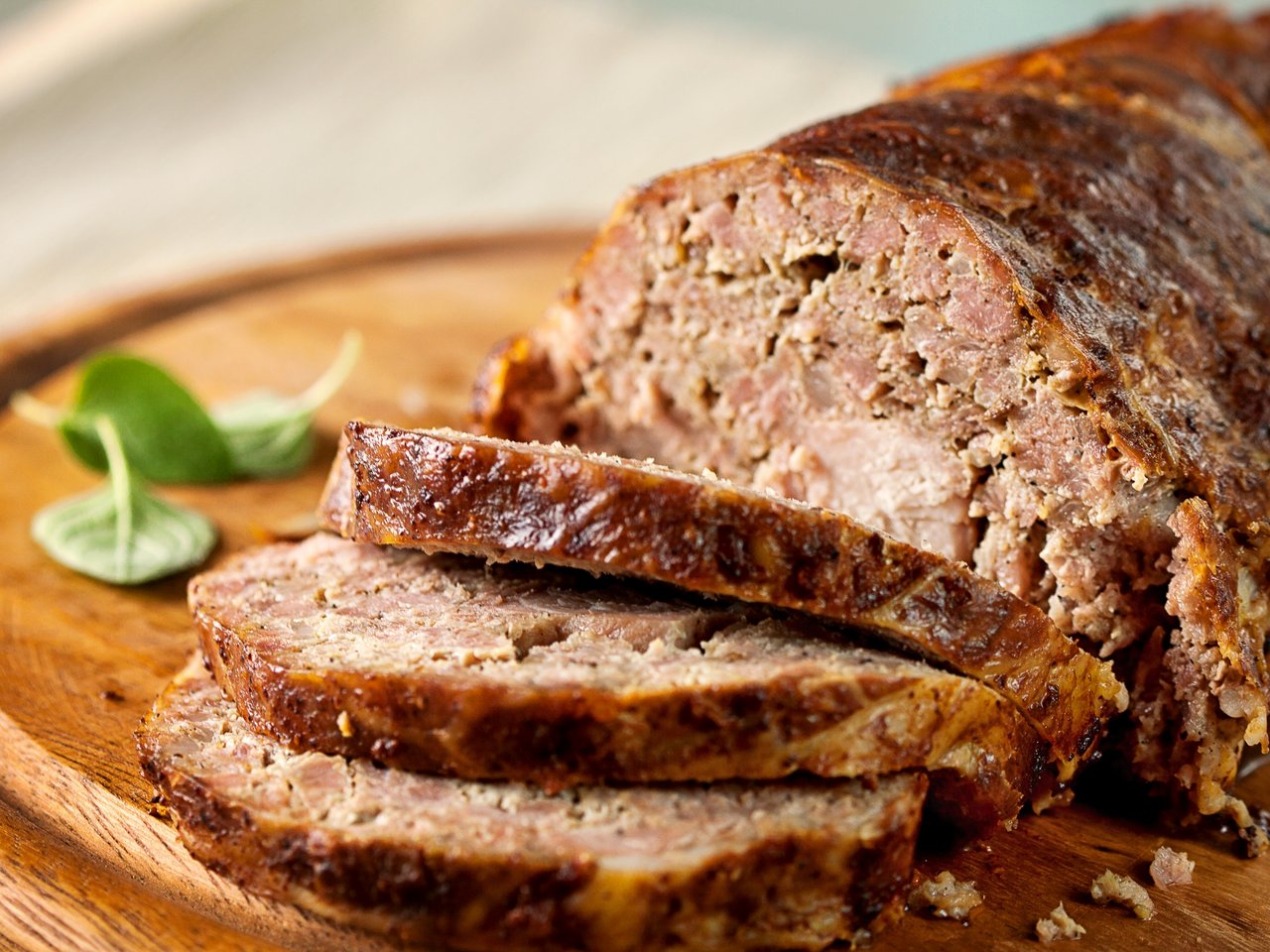 Der Hackbraten ist ein Küchenklassiker, man findet ihn auf der Speisekarte des Gourmet-Tempels sowie der Dorfbeiz. (Bild Swissmilk)