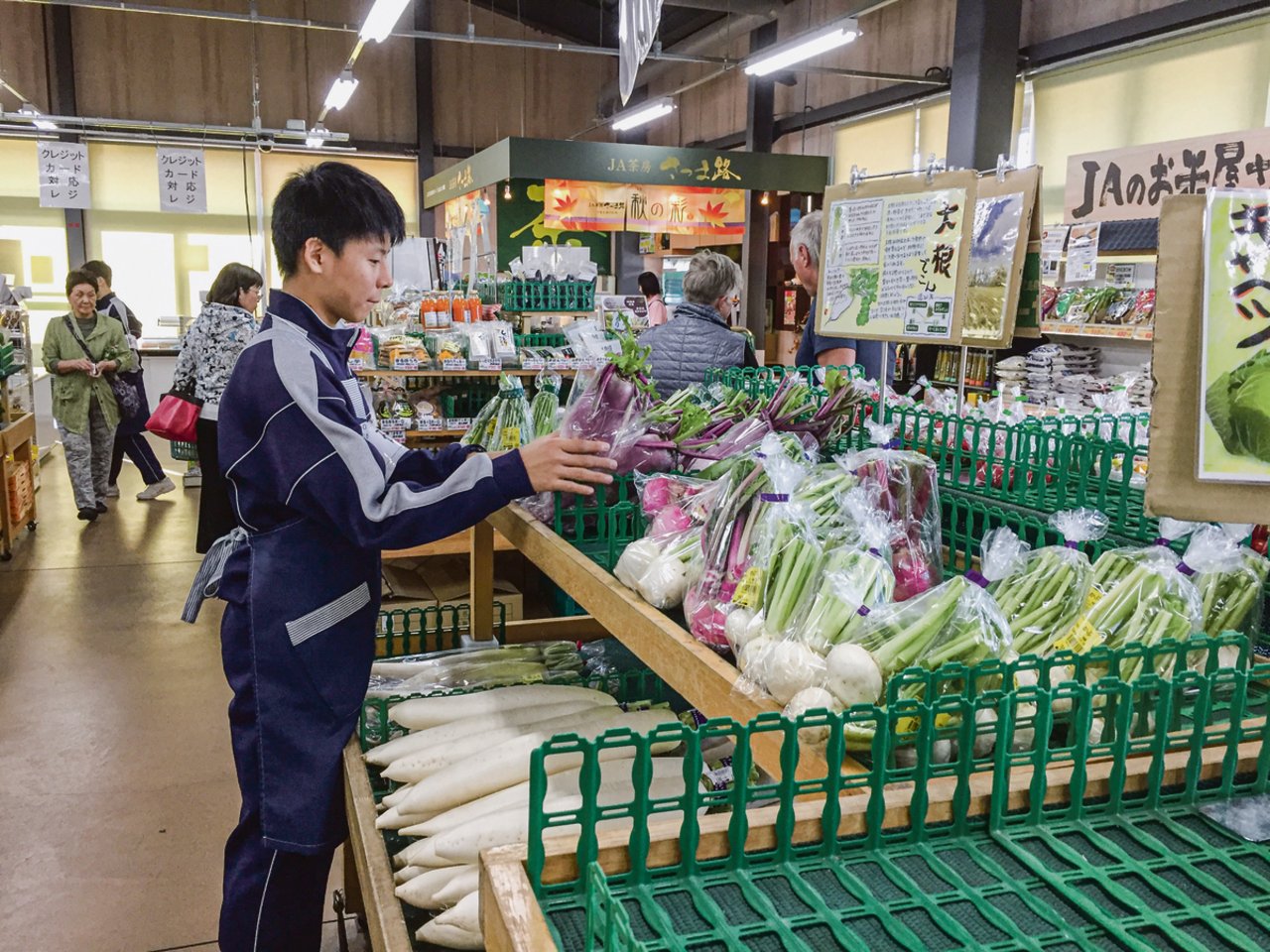 Plastik ist in Japan allgegenwärtig. Hier auf einem Bauernmarkt, bei dem das Gemüse feinsäuberlich in Plastiktüten eingepackt angeboten wird.(Bilder Pia Josi)