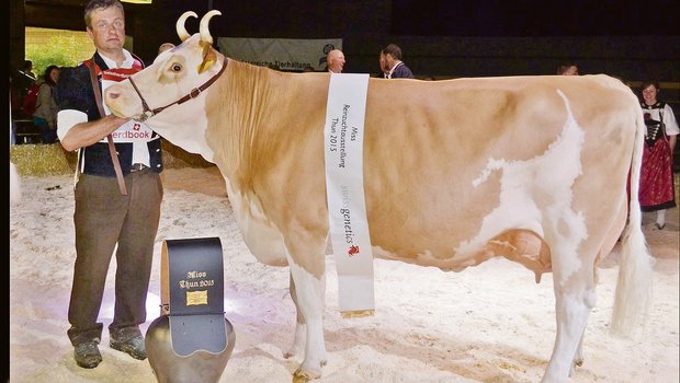 Sie wurde Grand Champion an der Reinzuchtausstellung 2015 in Thun BE: Herzog Petra von Stephan und Jonathan Perreten aus der Lauenen BE.