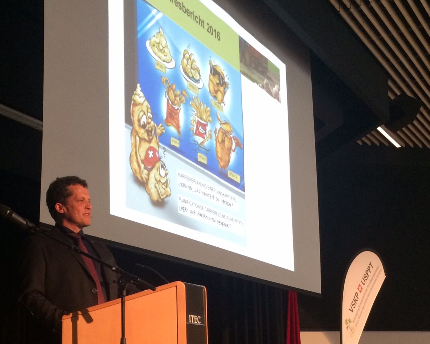 Präsident Ruedi Fischer wurde von den Produzenten für zehnjähriges Wirken gewürdigt. (Bild akr)