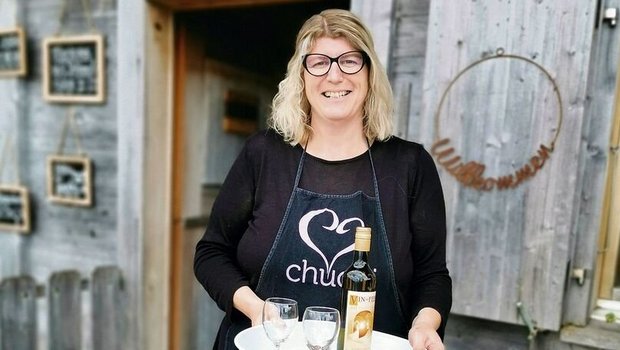 Während vier Monaten Während vier Monaten im Sommer empfängt Sandra Ledermann Gäste in ihrem Alpbeizli der Oschubi. Platz hat sie hier für bis zu 80 Gäste.