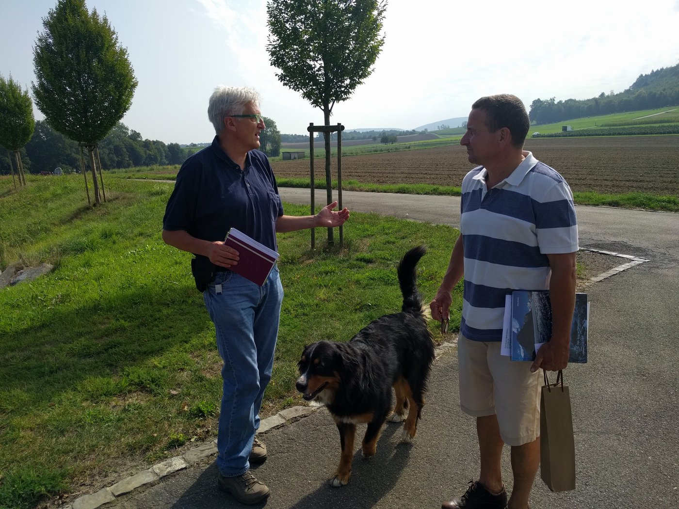 Biologe und Bauer: Netz-Natur Moderator Andreas Moser im Gespräch mit Betriebsleiter Andreas Eschbach.