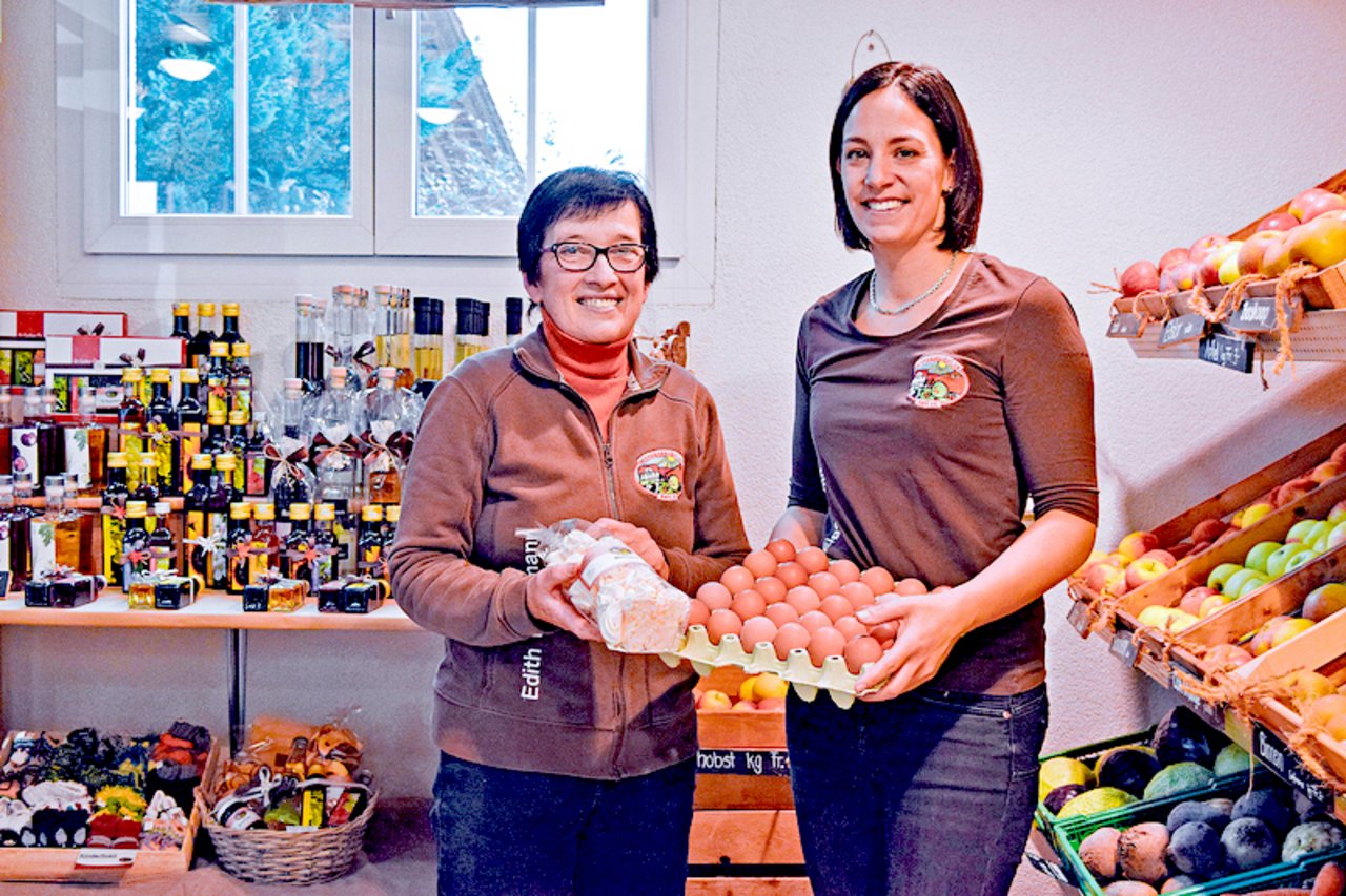 Edith (links) und Sandra Eigenmannin ihrem Hofladen. Die Direktvermarktung ist kontinuierlich gewachsen und mit ihr die Produktvielfalt. (Bilder Stefanie Giger)