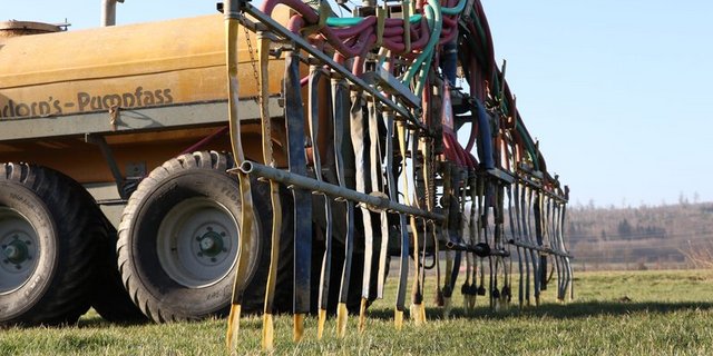 Die verschiedenen Massnahmen zur Reduktion landwirtschaftlicher Treibhausgas-Emissionen scheinen Wirkung zu zeigen. Die Senkung geht aber allgemein zu langsam. (Bild BauZ)