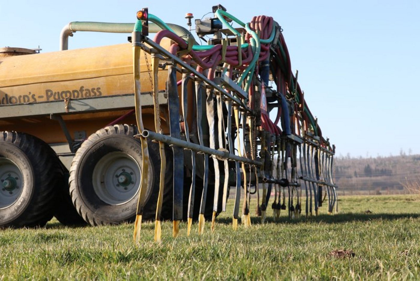 Die verschiedenen Massnahmen zur Reduktion landwirtschaftlicher Treibhausgas-Emissionen scheinen Wirkung zu zeigen. Die Senkung geht aber allgemein zu langsam. (Bild BauZ)