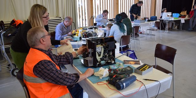 Bei diesem Kaffeeautomaten, der nicht mehr spült, war die erste Knacknuss das Öffnen des Gehäuses. Der Reparateur bekommt Unterstützung von der Besitzerin. (Bilder Esther Thalmann)
