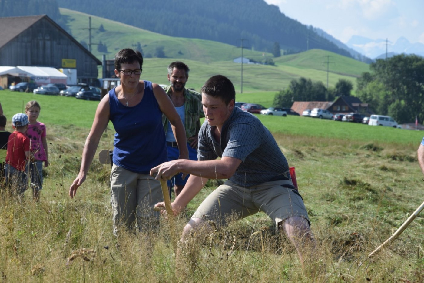 Lorenz Wyssen gibt alles. Beim Mähen ist eine Betreuungsperson erlaubt. Im Fall von Lorenz ist das seine Mutter Dori - selbst erfolgreiche Mäherin. Sie darf ihm Anweisugen zurufen.