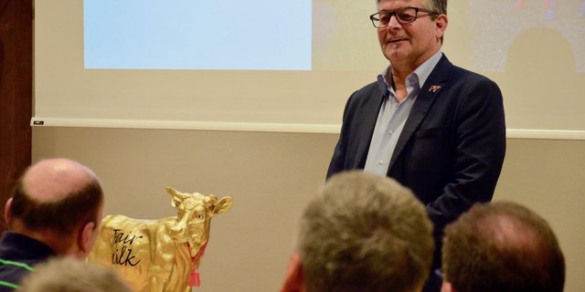 Martin Haab und die goldene Faironika. An der Jahresversammlung blickte Haab auf die letzten 15 Jahre der Big-M zurück. (Bild zVg)