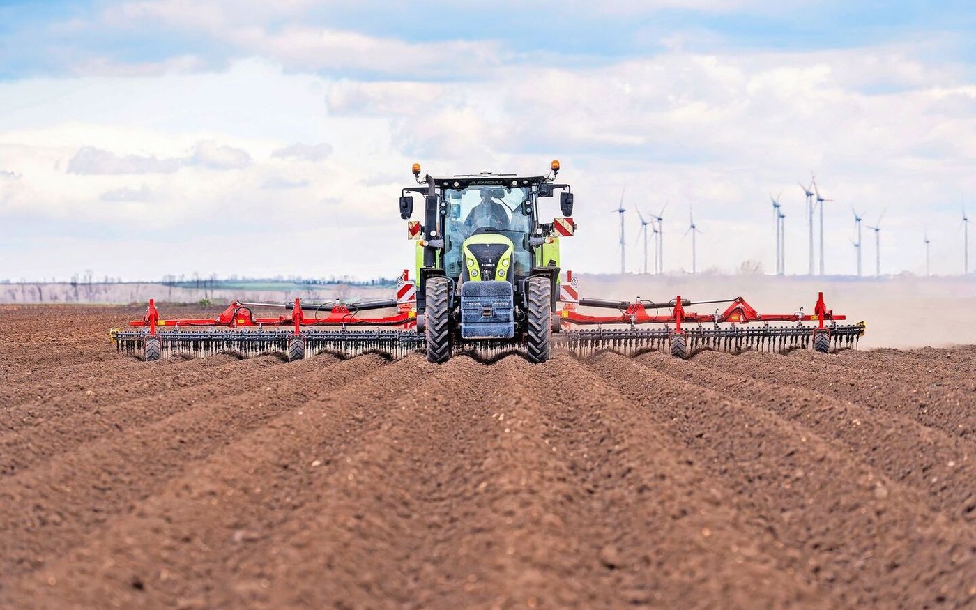 Mit dem neuen Präzisionsstriegel Tinecare V 12050 Master von Pöttinger werden die Beikräuter entweder verschüttet oder an der Oberfläche abgelegt, wo sie vertrocknen.  