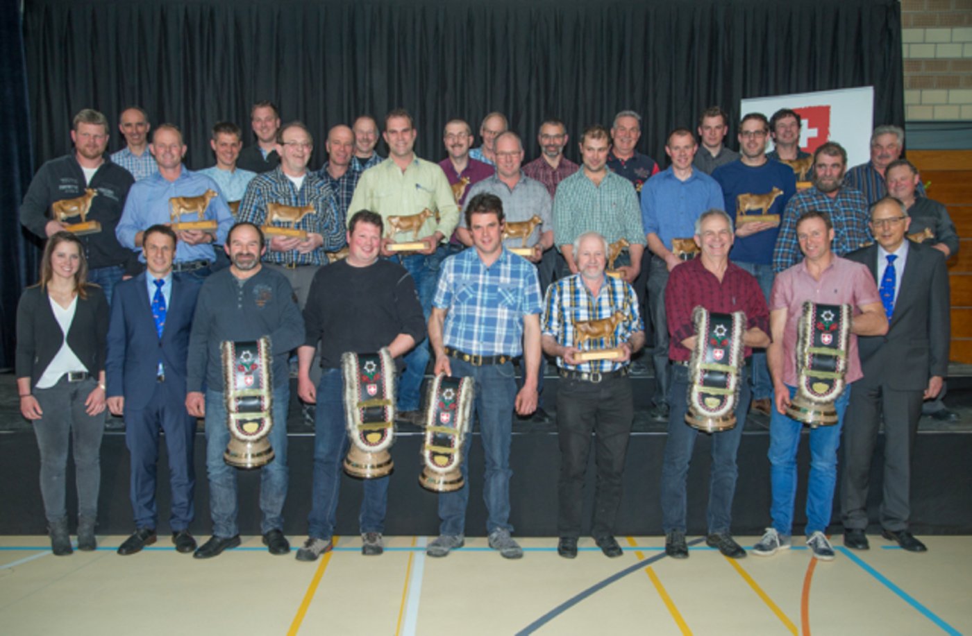 Die Züchter der Kühe mit über 125'000 kg resp. 150'000 kg Milch sowie die Besitzer der Fitness Stars Berg und Tal wurden durch Braunviehkönigin Patrizia Hobi, Präsident Reto Grünenfelder (unten links) und Direktor Lucas Casanova (unten rechts) geehrt.    