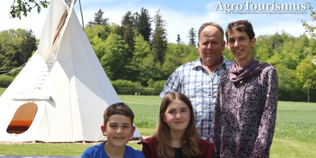 Seit letztem Sommer empfangen Kathrin und Hans Niklaus mit Jasmin (14) und Lars (12) Gäste auf ihrem Betrieb mit Milchproduktion und Ackerbau. Die Gäste sind im Tipi untergebracht. (Bilder Familie Niklaus)