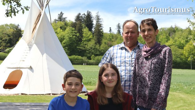 Seit letztem Sommer empfangen Kathrin und Hans Niklaus mit Jasmin (14) und Lars (12) Gäste auf ihrem Betrieb mit Milchproduktion und Ackerbau. Die Gäste sind im Tipi untergebracht. (Bilder Familie Niklaus)