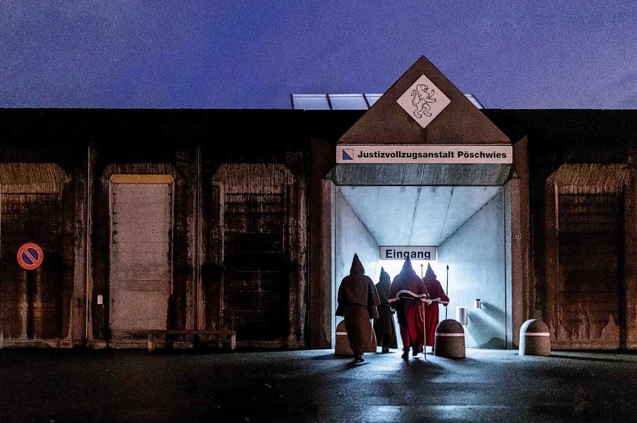 Die Samichläuse der St. Nikolausgesellschaft Zürich besuchen am 3. Dezember 2018 die Justizvollzugsanstalt Pöschwies. Drinnen werden sie mit Wärme und Respekt empfangen. © Swiss Press Photo (Bild Christian Merz)