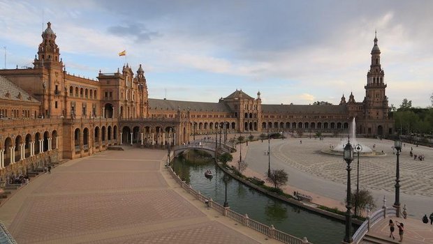 Leserreise: Hinter uns rast die Corona-Welle Die Plaza de España in Sevilla: Normalerweise ein Touristenmagnet, während der BauernZeitungs-Leserreise wie verlassen. (Bilder Sebastian Hagenbuch)