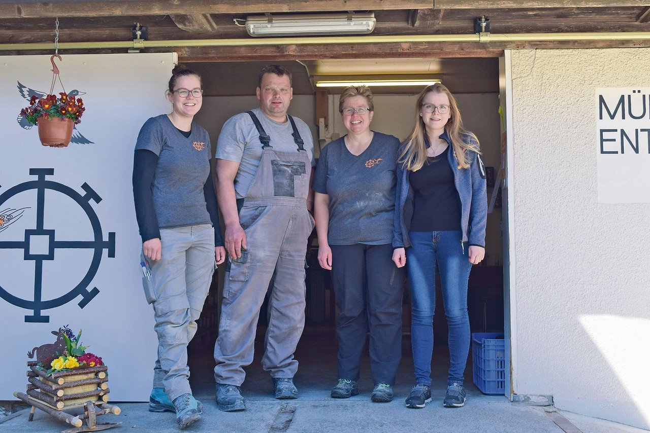 Maja und Bruno Grunder mit den Töchtern Sabrina (links) und Daria. Sabrina ist ausgelernte Müllerin und arbeitet auf dem elterlichen Betrieb voll mit. 