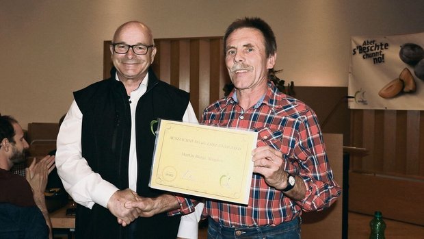 Martin Bürgi (rechts) wurde zum Ehrenmitglied ernannt, die Urkunde überreichte Andy Steinacher. 