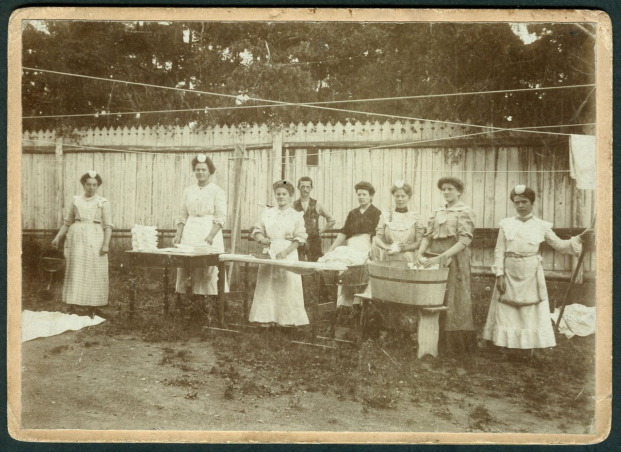 Acht Hausangestellte waschen Wäsche für eine herrschaftliche Familie in Deutschland (um 1890). (Bild Bernd Schwabe) 