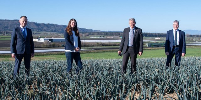 Die Vertreterinnen und Vertreter der Partner in Ins. Von links nach rechts: Willy Kessler, Nadja Umbricht Pieren, Christoph Ammann und Christian Hofer. (Bild Agroscope/Carole Parodi)