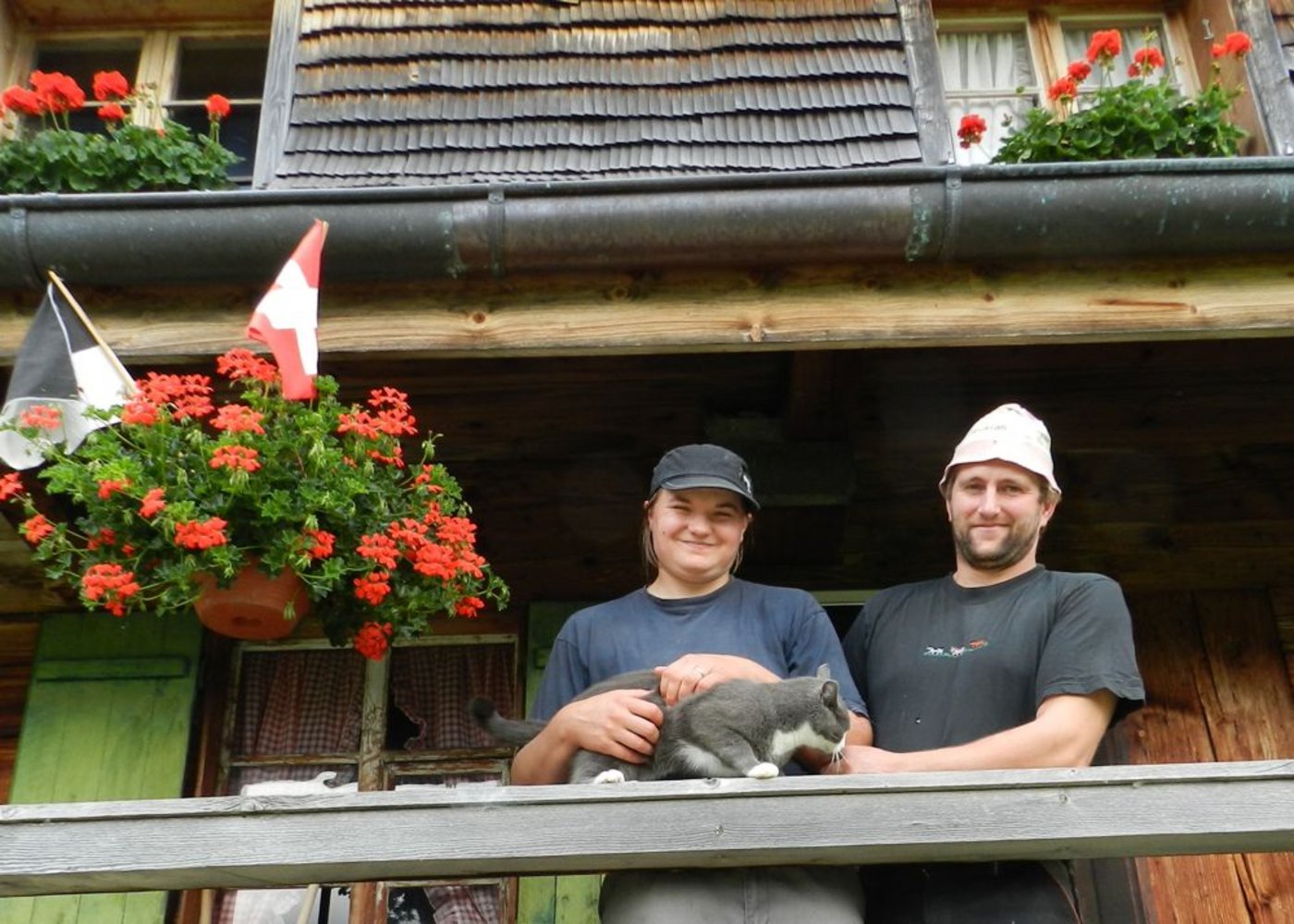 Franziska und Elmar Gremaud-Pellet gefällt das Leben auf der Alp Oberer Vorsatz. Da der zweijährige Leandro noch schläft, nimmt die Katze die ­Gelegenheit für einige Streicheleinheiten wahr. (Bild: Josef Jungo)