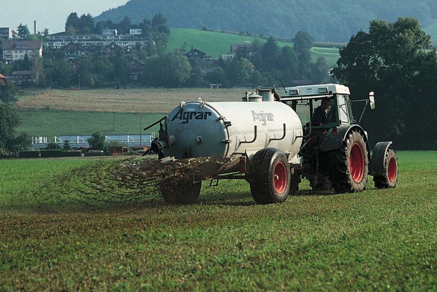 Schweizer Gülletransporter ärgert die Vorarlberger. (Bild BauZ)