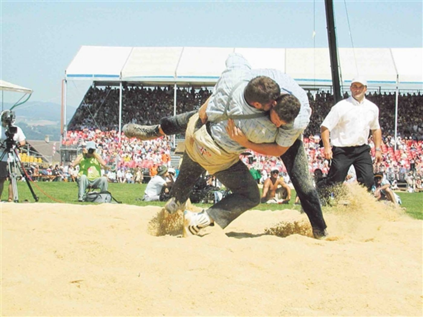 2025 steigen die Männer in Mollis in die Schwinger-Hosen. (Archivbild Simone Barth)