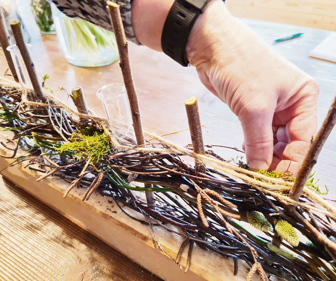 Mit einer Schnur die Zweige fixieren.