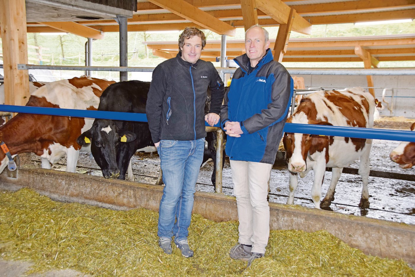 Urs Schmid (l.) ist Produktleiter und Lukas Suter Stallplaner bei DeLaval in Sursee LU.