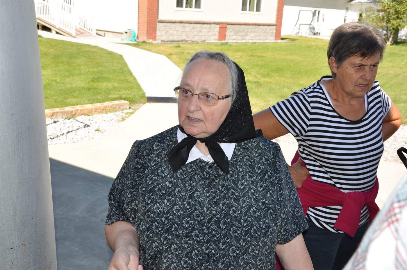 Hilda erklärt den Anwesenden den Bruderhof. (Bild Tamara Wülser)