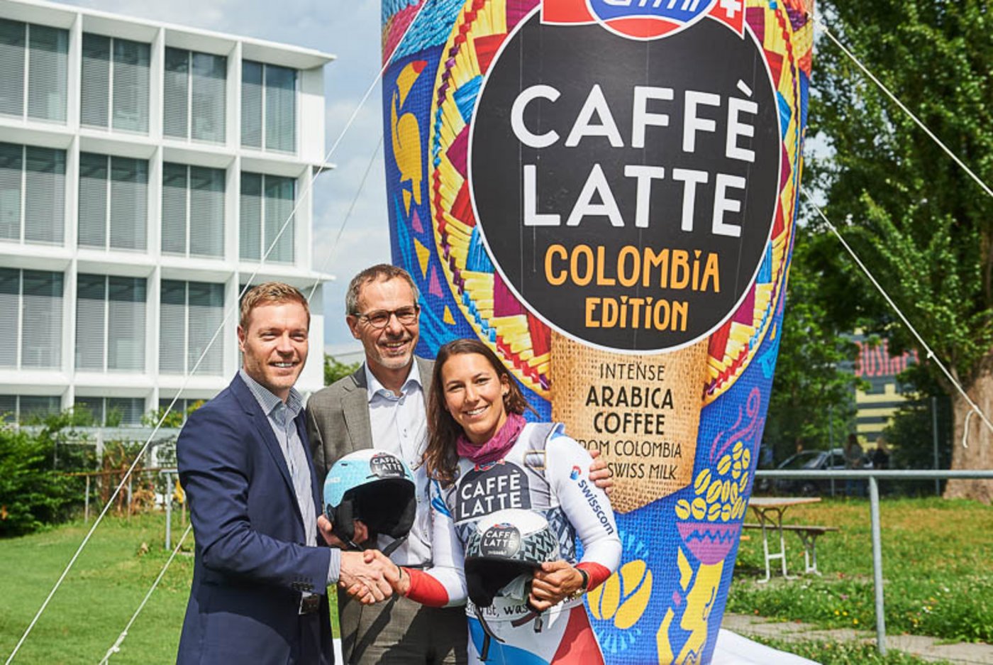 Wendy Holdener hat einen neuen Sponsor auf dem Helm: Emmi löst Electrolux ab. Das freut Marketing-Chef Thomas Morf und Marc Heim, stv. CEO der Emmi-Gruppe. (Bild zVg)