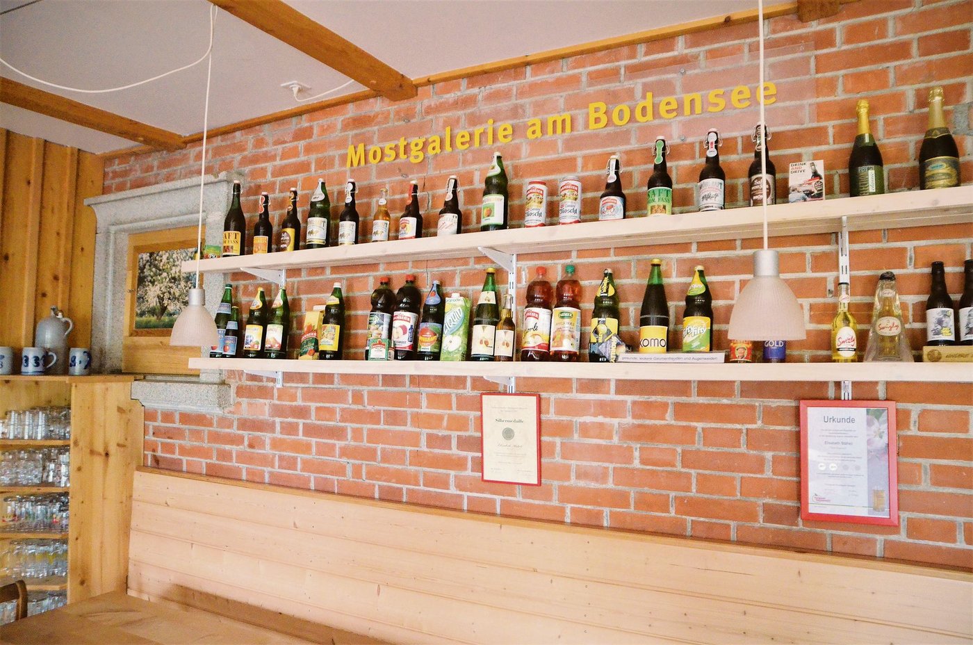 In der Mostgalerie können unter anderem verschiedene Mostgetränke degustiert werden.