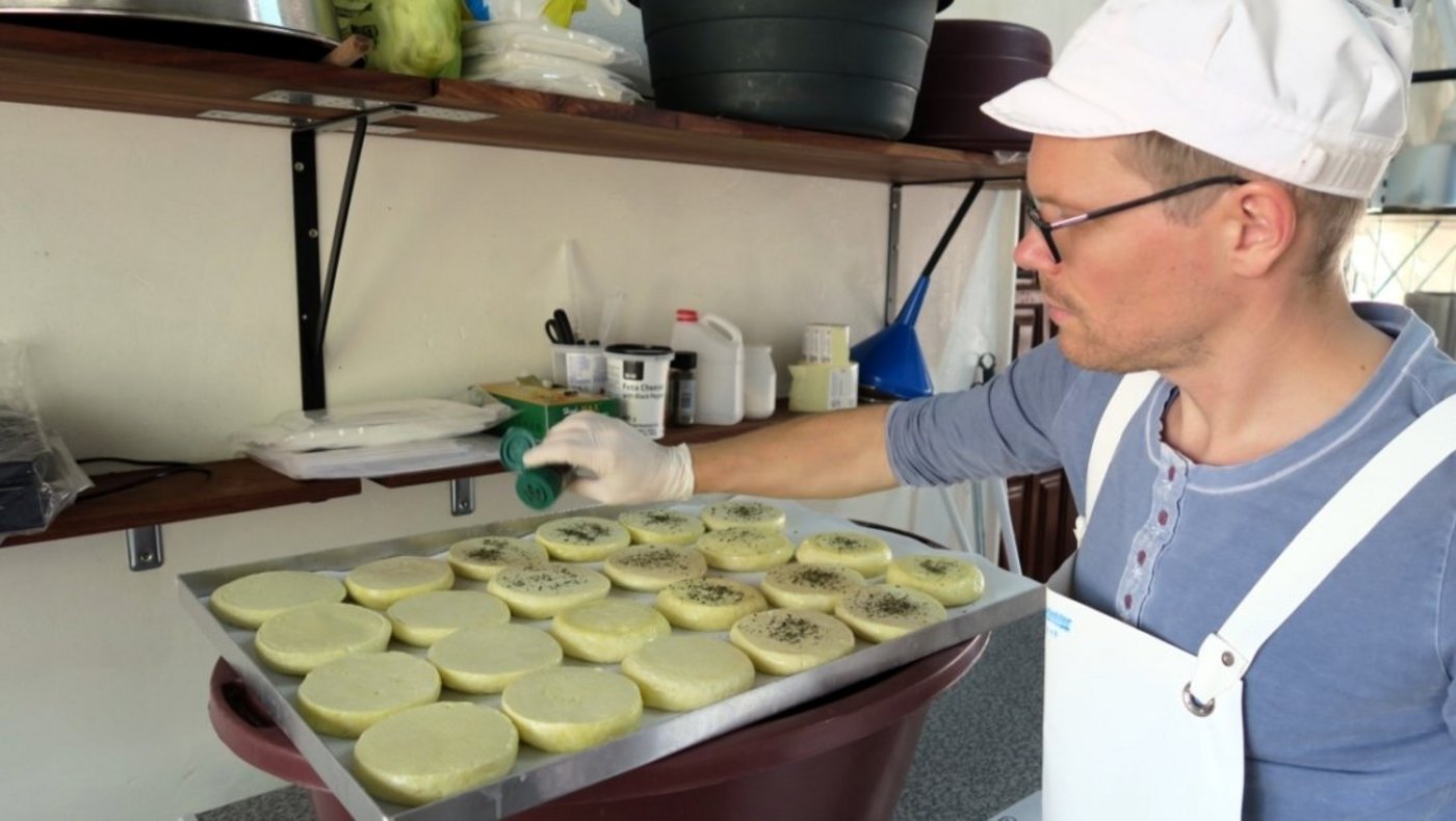 Der Halloumi-Bratkäse wird vor dem Vakuumieren mit getrockneter Minze bestreut. Das ist dekorativ, gibt ein wenig Geschmack und soll angeblich (in grösserer Menge) auch konservierend wirken. (Tina Rickenbacher)