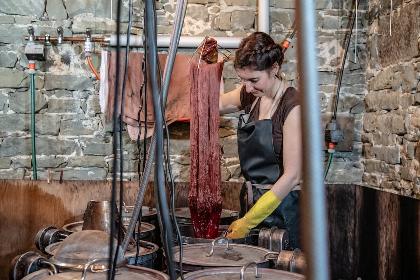 Christina Frei vom Seidenatelier in Gottlieben taucht das Garn ins Naturfarb-Bad. (Foto: Marion Nitsch)