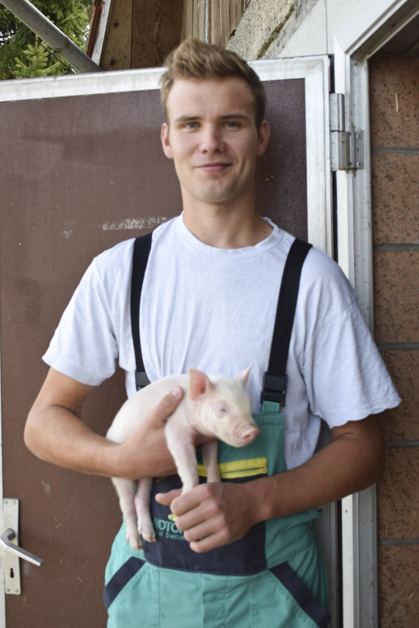 Sein Herz schlägt für Landmaschinen, aber auch Tiere hat Thomas Sahli gerne. 